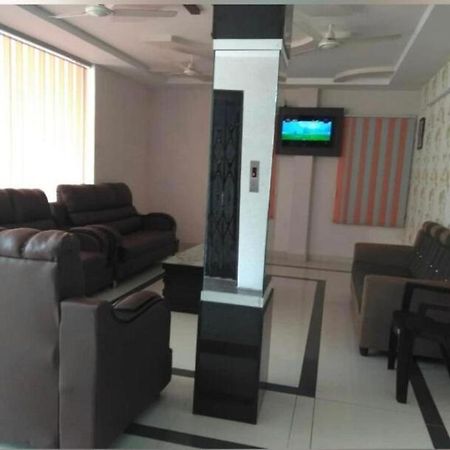 Oyo Flagship 80855 Hotel R Grand Vijayawada Exterior photo